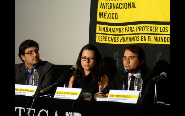 Daniel Zapico, Verónica Rodríguez y Alberto Herrera, durante la rueda de prensa de Amnistía Internacional. NTX  /