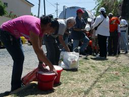 La gente acudió con recipientes de todos tamaños para recibir leche gratis. A. HINOJOSA  /