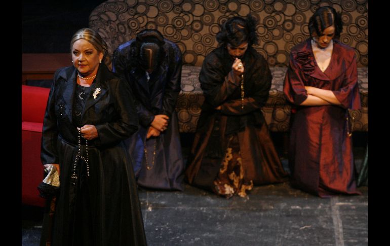 Escena de la obra La casa de Bernarda Alba, que se presentará los martes de mayo. M. FREYRÍA  /