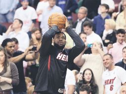 LeBron James reconoce la peligrosidad del Jugador Más Valioso, Derrick Rose. GETTY IMAGES SPORT  /