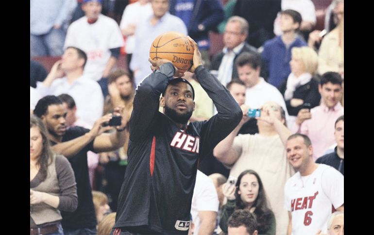 LeBron James reconoce la peligrosidad del Jugador Más Valioso, Derrick Rose. GETTY IMAGES SPORT  /