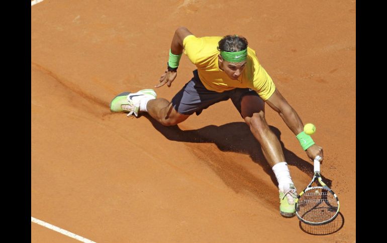 Nadal devuelve la bola a su contrincante francés Richard Gasquet. EFE  /