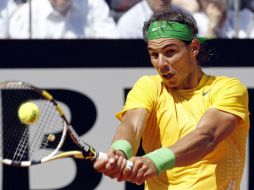 Rafael Nadal devuelve la pelota a su oponente Richard Gasquet. REUTERS  /