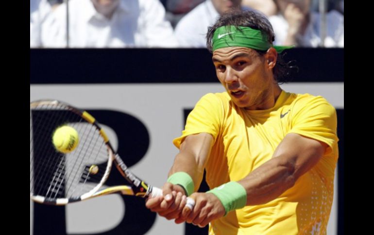 Rafael Nadal devuelve la pelota a su oponente Richard Gasquet. REUTERS  /