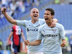 El brasileño, Hernanes, celebra con su compañero del Lazio tras la anotación ante Genoa. AP  /