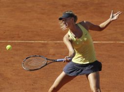 La tenista rusa Maria Sharapova devuelve la bola a la danesa Caroline Wozniacki. EFE  /