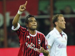 El delantero brasileño del AC Milán Robinho celebra su gol contra el Cagliari Calcio. EFE  /