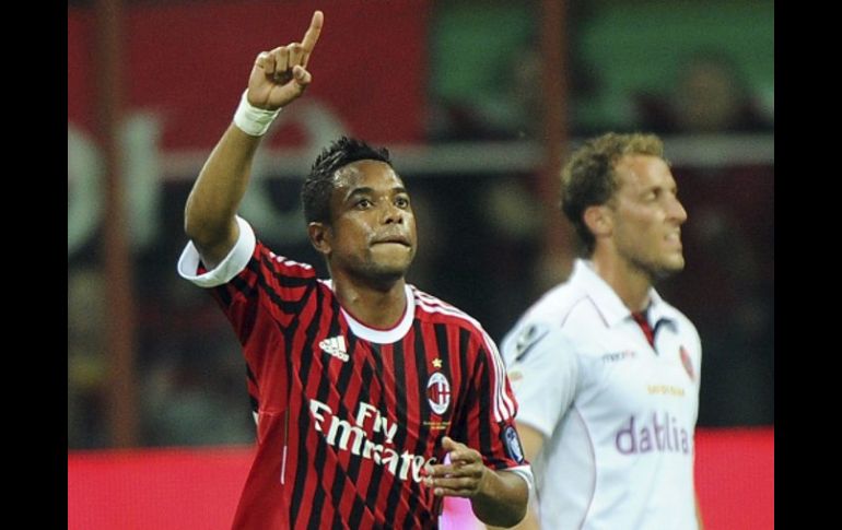 El delantero brasileño del AC Milán Robinho celebra su gol contra el Cagliari Calcio. EFE  /