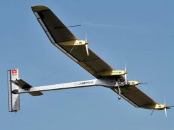 El Solar Impulse tiene una anchura de 63,4 metros, igual al de un Airbus 340, y pesa mil 600 kilos. EFE  /