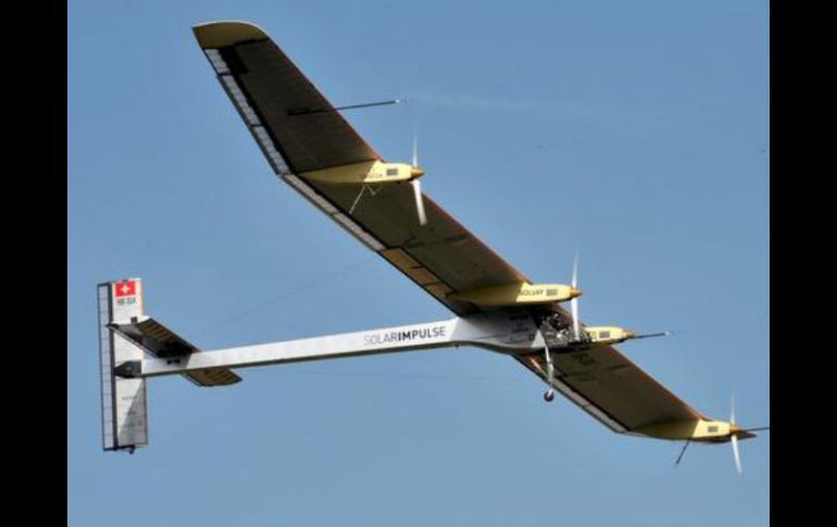 El Solar Impulse tiene una anchura de 63,4 metros, igual al de un Airbus 340, y pesa mil 600 kilos. EFE  /