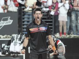 El tenista serbio, Novak Djokovic, celebra su victoria ante el escocés Andy Murray, en la semifinal del Masters de Roma. EFE  /