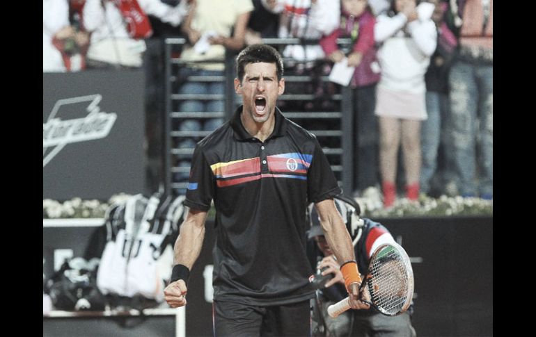 El tenista serbio, Novak Djokovic, celebra su victoria ante el escocés Andy Murray, en la semifinal del Masters de Roma. EFE  /