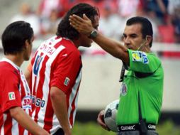 Foto de acción de la expulsión de Héctor Reynoso en el duelo de ida de semifinales de la Liguilla. AFP  /