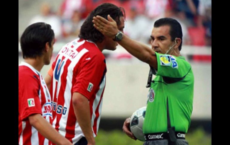 Foto de acción de la expulsión de Héctor Reynoso en el duelo de ida de semifinales de la Liguilla. AFP  /