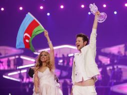 Eldar Kasimov y Nigyar Djamal ondean la bandera azerbaiyana mientras sostienen el premio del concurso musical. EFE  /