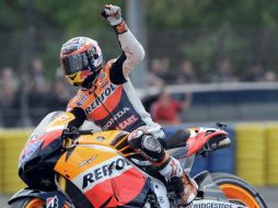 El australiano Casey Stoner, festeja tras ser el primero en llegar a la meta. AFP  /