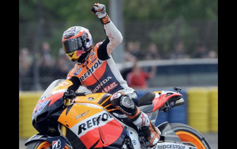 El australiano Casey Stoner, festeja tras ser el primero en llegar a la meta. AFP  /