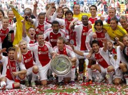 Los jugadores del Ajax festejando su campeonato. AP  /