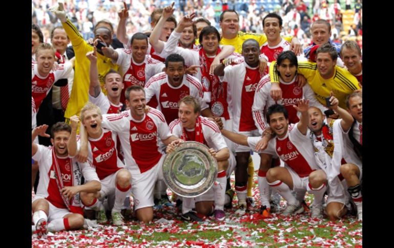 Los jugadores del Ajax festejando su campeonato. AP  /