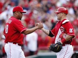 Los jugadores de los Rojos, Francisco Cordero y  Ramon Hernandez, festejan su victoria ante los Cardenales. AFP  /