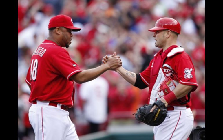 Los jugadores de los Rojos, Francisco Cordero y  Ramon Hernandez, festejan su victoria ante los Cardenales. AFP  /