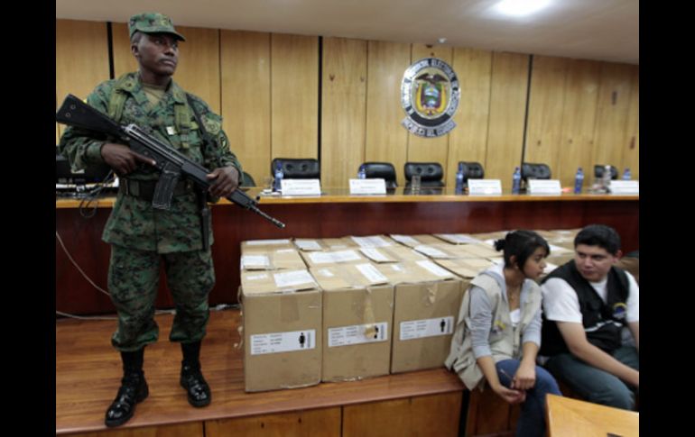 Un militar ecuatoriano custodia en la Junta Provincial Electoralm, en Quito, las actas de la consulta celebrada. EFE  /