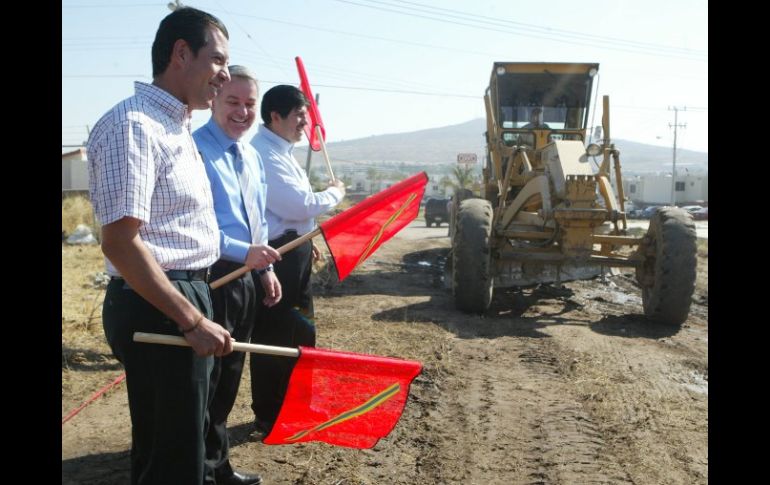 Miguel Castro, Emilio González y Sergio Carmona, en el banderazo de la obra. A. HINOJOSA  /