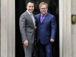 El cantante posa junto a su esposo David Furnish a las afueras del domicilio del primer ministro. REUTERS  /