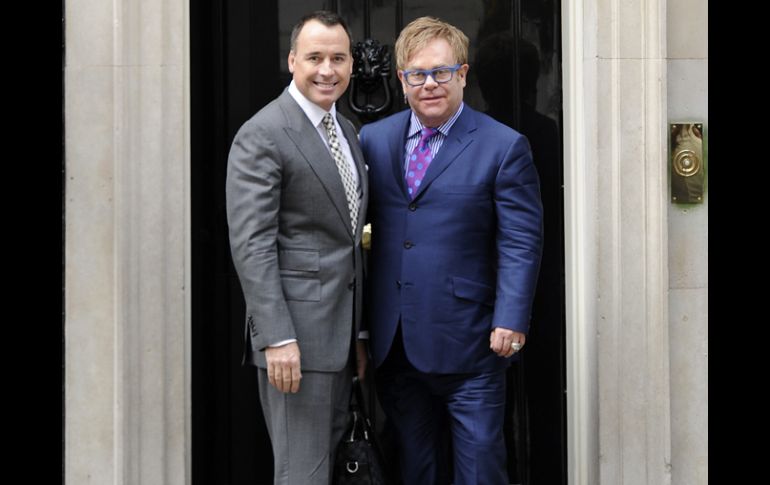 El cantante posa junto a su esposo David Furnish a las afueras del domicilio del primer ministro. REUTERS  /