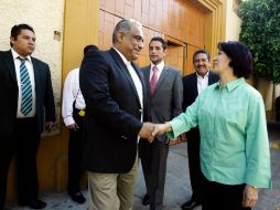 Los diputados Raúl Vargas, Enrique Aubry y Roberto Marrufo, a las afueras de la casa del cardenal. E. BARRERA  /