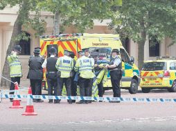 Policías acordonan una calle por la amenaza de un artefacto explosivo en el Centro de Londres. AFP  /