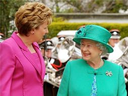 La presidenta irlandesa, Mary McAleese, da la bienvenida a la reina Isabel II de Inglaterra. EFE  /