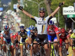 El ciclista británico Mark Cavendish festejando su victoria en el Giro de Italia. AP  /