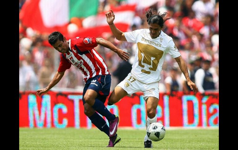 Francisco Palencia pelea por el balón durante el partido de 'vuelta' ante Chivas en semifinales. MEXSPORT  /