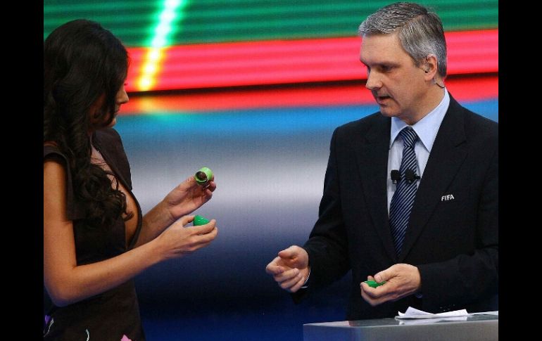 Navarrete y Gordon Savic, durante el sorteo del Mundial FIFA Sub 17 Mexico 2011. MEXSPORT  /