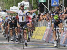 Mark Cavendish se impone al esprint en la décima etapa del Giro de Italia. EFE  /