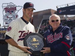 Una de las leyendas de Mellizos de Minnesota,  Harmon Killebrew (d), junto al receptor Joe Mauer (i). EFE  /