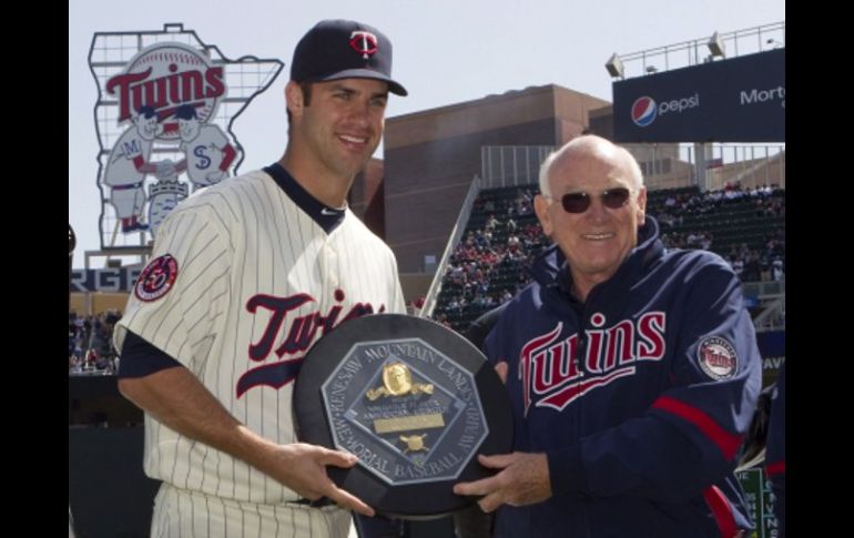 Una de las leyendas de Mellizos de Minnesota,  Harmon Killebrew (d), junto al receptor Joe Mauer (i). EFE  /