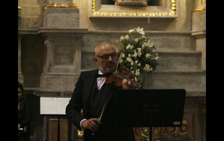 Gordon Cambell, Joel Qui y Román Revueltas deleitaron a los asistentes en el Templo de San Agustín.  A.HINOJOSA  /