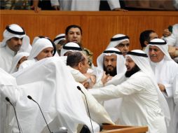 Diputados suníes y chiíes que discrepaban sobre cuatro prisioneros kuwaitíes detenidos en Guantanamo. AFP  /