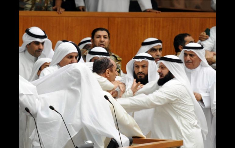 Diputados suníes y chiíes que discrepaban sobre cuatro prisioneros kuwaitíes detenidos en Guantanamo. AFP  /