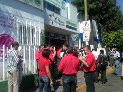 Al menos 20 trabajadores agremiados al Sindicato del OPD de Zapopan, se manifestaron a las afueras del Hospitalito. L Navarro  /