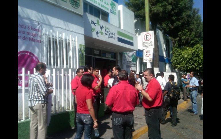 Al menos 20 trabajadores agremiados al Sindicato del OPD de Zapopan, se manifestaron a las afueras del Hospitalito. L Navarro  /