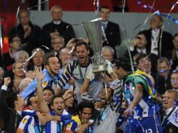 El equipo FC Porto, celebra con el trofeo de la Europa League. AFP  /