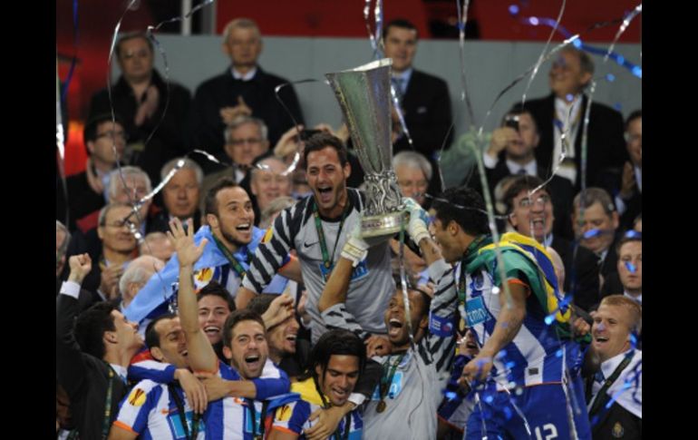 El equipo FC Porto, celebra con el trofeo de la Europa League. AFP  /