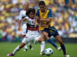 Christian Bermúdez de Atlante, se disputa el balón ante Diego Reyes de América, durante el Clausura 2011. MEXSPORT  /