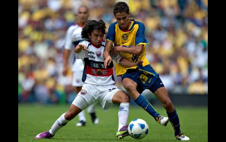 Christian Bermúdez de Atlante, se disputa el balón ante Diego Reyes de América, durante el Clausura 2011. MEXSPORT  /