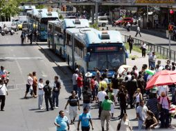 La manifestación de comerciantes provocó un severo caos vial y molestia entre los usuarios de Macrobús. E. BARRERA  /