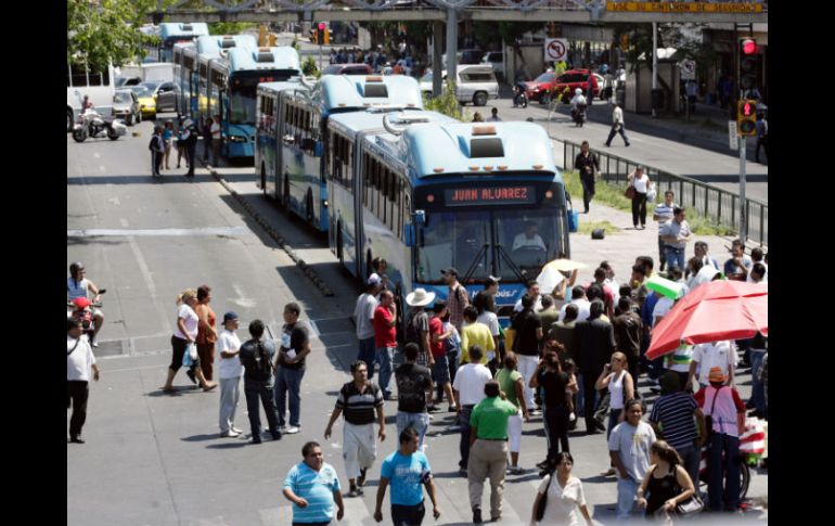 La manifestación de comerciantes provocó un severo caos vial y molestia entre los usuarios de Macrobús. E. BARRERA  /