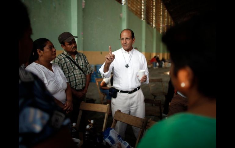 El secretario se reunirá con Alejandro Solalinde (c), responsable del Albergue Hermanos en el Camino, en Oaxaca. ARCHIVO  /